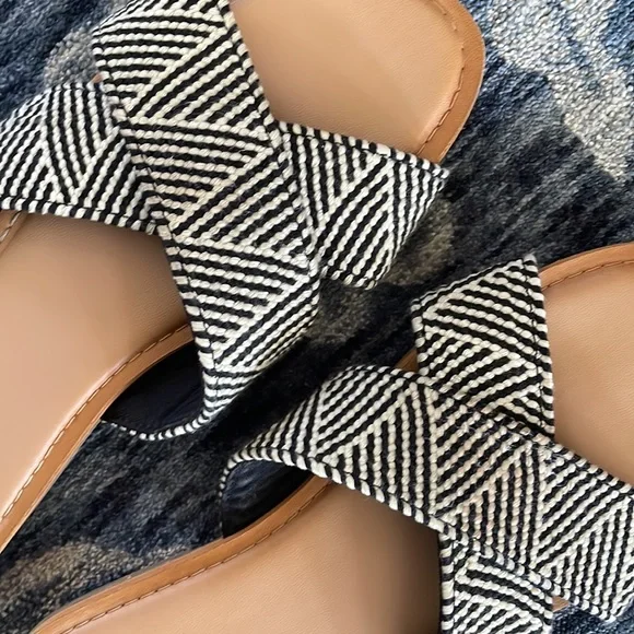 Old Navy, Black and White, Sandals, Size 9 - Picture 3 of 3